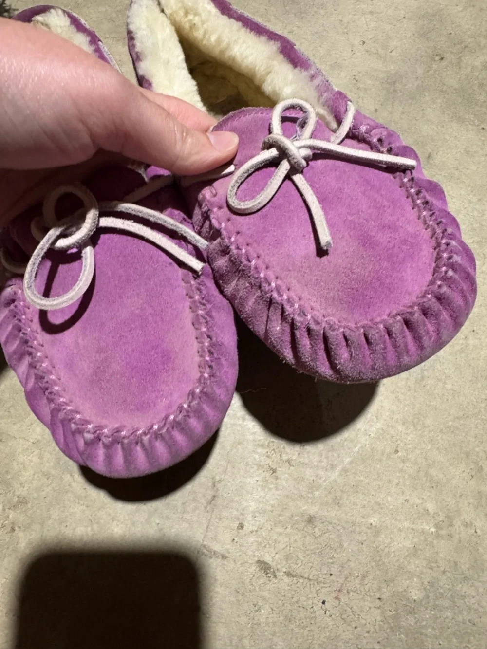 UGG Dakota Slippers Gurls Size 2 Purple Pink Leather Shearling Cozy Comfy Winter